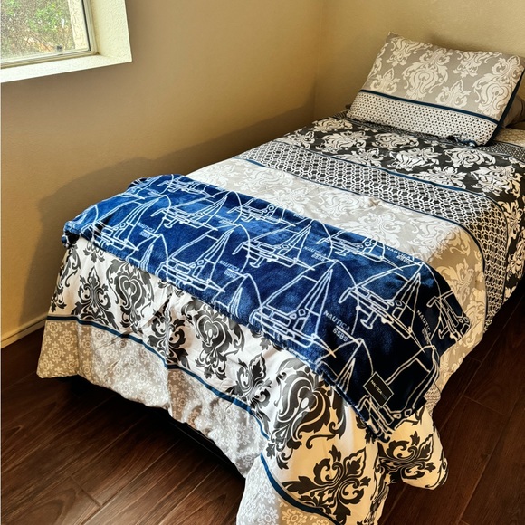 A/ Nautica Kids Fleece Throw Blanket - Picture 4 of 6